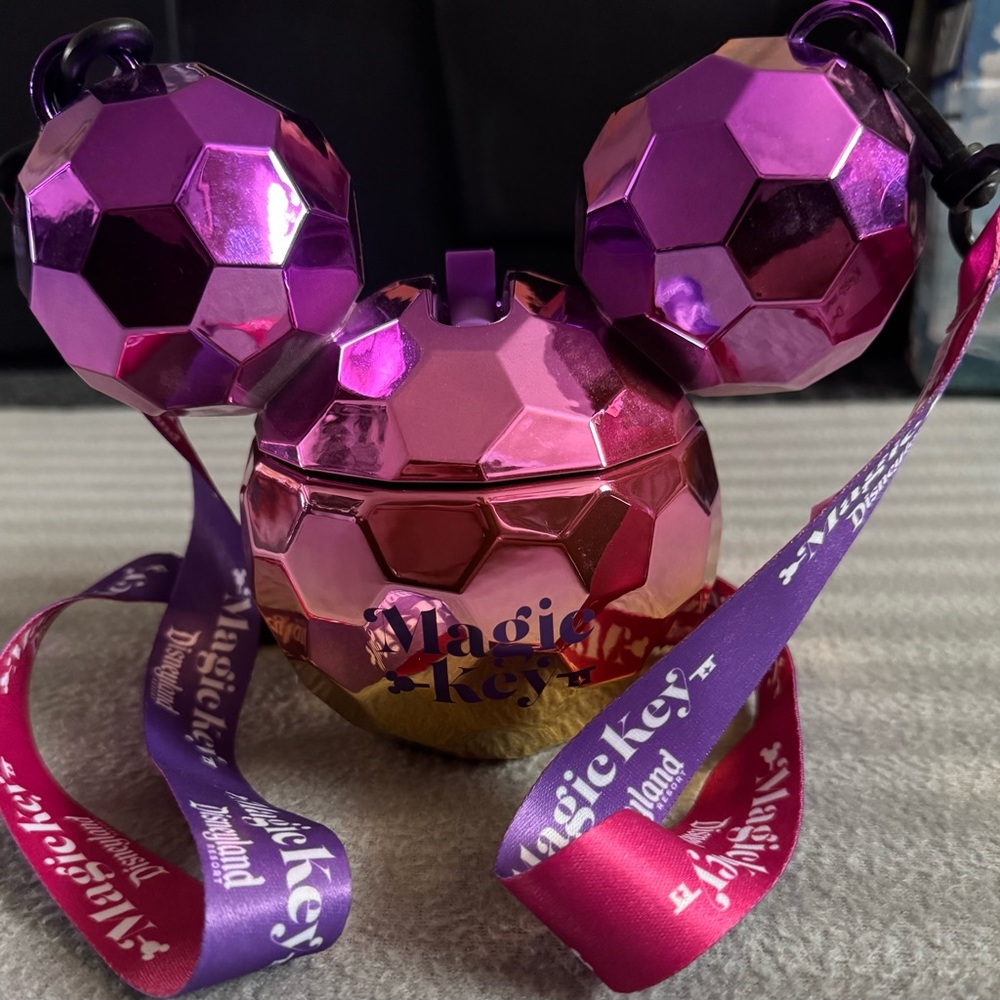 Disneyland/DCA Magic Key Mirrored Mickey Shaped Sipper

Released in 8/2023